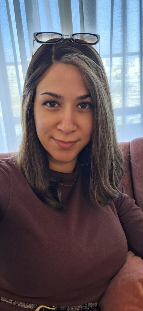 תמונה של בעלת העסק בחריש