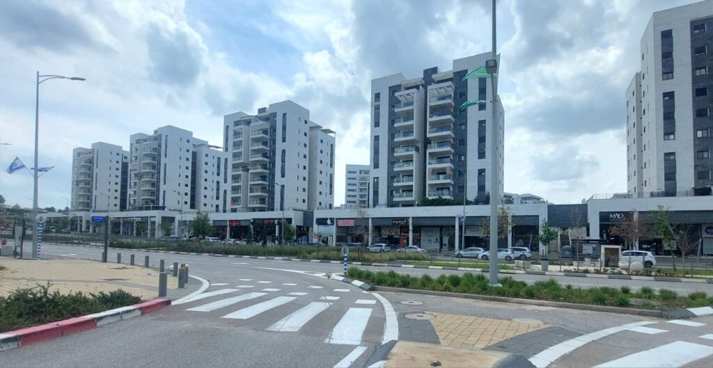 שדרת דרך ארץ בחריש, שילוב של חנויות ומגורים