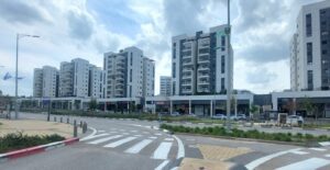 שדרת דרך ארץ בחריש, שילוב של חנויות ומגורים