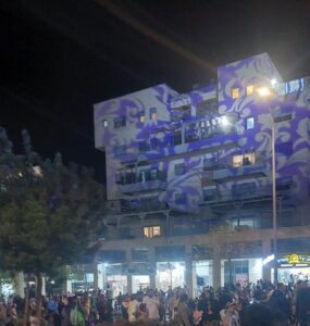 רחובות מלאים, בניינים מקושטים, ועסקים מלאים ערב יום העצמאות בחריש