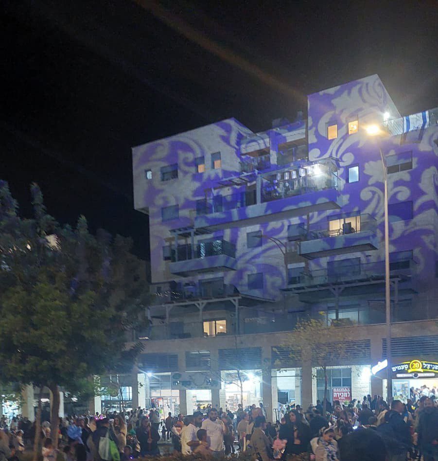 רחובות מלאים, בניינים מקושטים, ועסקים מלאים ערב יום העצמאות בחריש