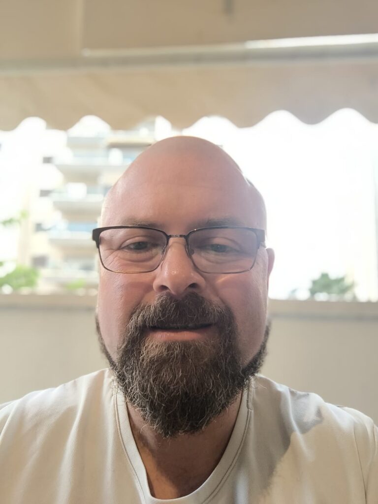 תמונה של מקסים הבעלים של העסק בחריש